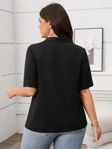 Detaillierte Rückansicht eines schmal geschnittenen Damen-Poloshirts in Schwarz aus Strukturstoff