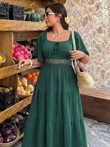 Détail de robe vintage à col carré et volants avec taille en tricot ajouré vert foncé