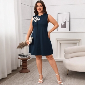 Robe trapèze sans manches bleu marine avec appliques florales 3D et col rond élégant