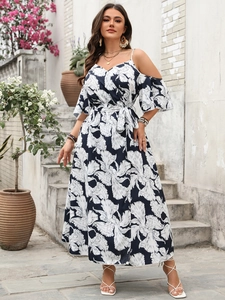 Dettaglio del maxi abito blu navy a fiori con scollo a V e cintura in vita alta