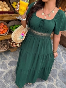 Détails de la robe vert foncé avec encolure carrée, taille en dentelle et jupe à volants