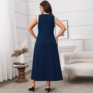 Robe longue bleu marine sans manches élégante avec bordure blanche et taille cintrée