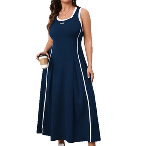 Robe sans manches bleu marine avec bordure blanche et texte California pour l'été