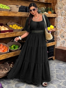 Détail de la robe bohème à col carré avec taille en dentelle et jupe à volants