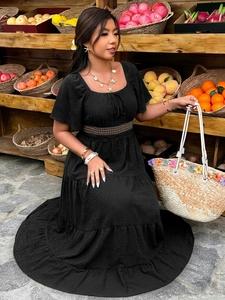 Détail de robe midi noire à plusieurs niveaux, col carré, dentelle à la taille et style bohème