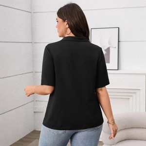 Rückansicht eines schwarzen Polo-T-Shirts für Damen mit lässigem Revers und Kurzarm