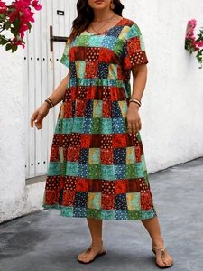 Détail de la robe longue bohème avec boutons en bois et motifs imprimés en patchwork