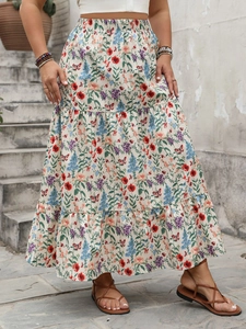 Détail d'une jupe longue bohème à fleurs avec des motifs colorés et des volants
