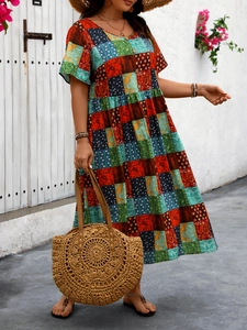 Détail d'une robe d'été bohème avec motifs patchwork colorés et sac en paille assorti