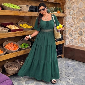 Robe longue verte foncée à volants, col carré et dentelle à la taille pour femmes