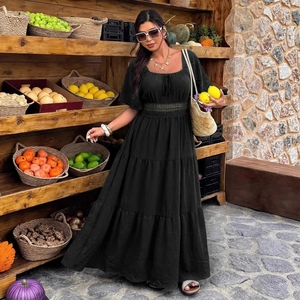 Robe noire vintage à encolure carrée avec jupe à volants et détails dentelle