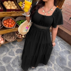 Robe maxi vintage noire à col carré avec détails en dentelle et jupe à volants