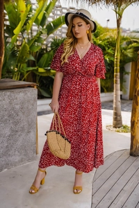 Détail d'une robe longue fleurie à col en V avec manches à volants et taille élastique