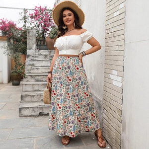 Jupe longue bohème à fleurs et top blanc à épaules dénudées pour look de vacances d'été