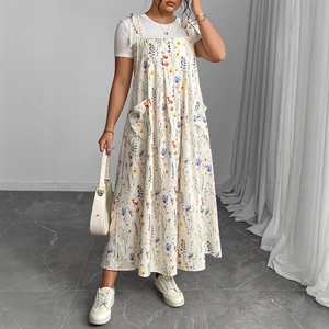 Détail de la robe longue fleurie avec poches latérales et bretelles réglables