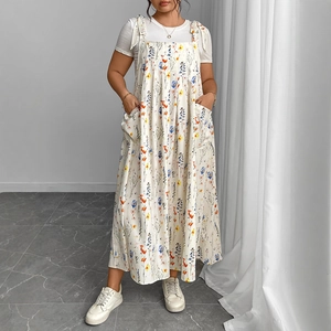 Robe longue fleurie à bretelles nouées avec poches, portée avec un t-shirt blanc
