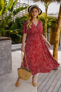 Détail de la robe maxi rouge à fleurs avec décolleté en V et taille haute à motifs