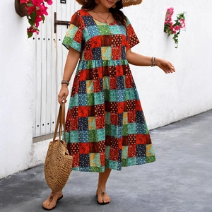 Robe longue bohème à imprimé avec col rond et manches bouffantes pour un look d'été décontracté