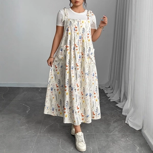 Robe longue fleurie grande taille avec t-shirt blanc et bretelles à nouer d'été