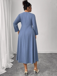 Rückansicht eines langärmeligen blauen Falten-Midikleids mit vertikaler Textur und hoher Taille