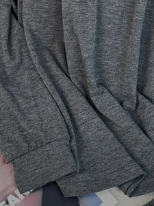 Dettaglio dei polsini a costine e della trama in maglia grigia di questo set casual