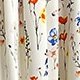 Gros plan détaillé du tissu de robe d'été avec imprimés floraux et papillons colorés