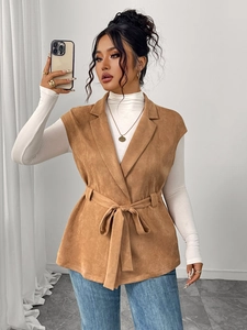 Dettaglio del gilet in finta pelle scamosciata color cammello con revers e cintura