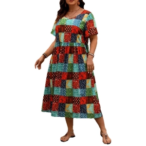 Robe midi ample pour femmes avec motifs patchwork colorés, col rond et manches courtes