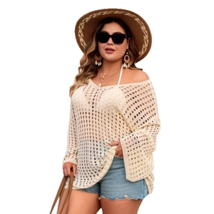 Copricostume in maglia traforata crema con scollo a V e maniche lunghe per l'estate