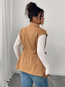 Dettaglio del retro di un gilet in pelle scamosciata color cammello con cintura
