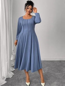 Detail von quadratischem Ausschnitt und Waffelstrick am blauen Langarm-Midikleid