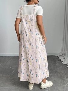 Vue arrière d'une robe fleurie à nœuds d'épaules avec un t-shirt blanc basique