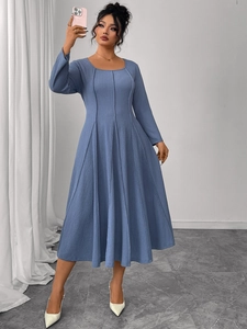 Details von graublauem Langarmkleid mit U-Ausschnitt und schlankmachenden vertikalen Nähten