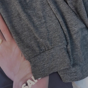 Completo casual da donna grigio scuro con maglia a maniche lunghe e polsini a costine