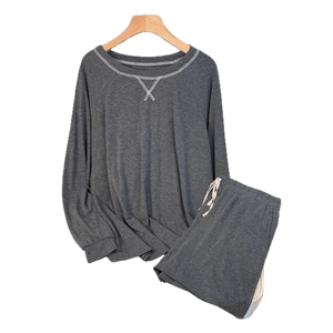 Completo casual da donna grigio scuro con maglia a maniche lunghe e pantaloncini