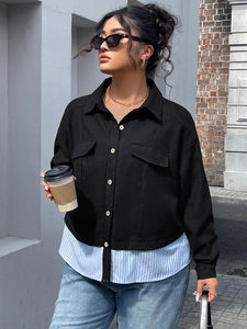 Dettaglio della giacca nera da donna con orlo a righe blu e tasche frontali utility