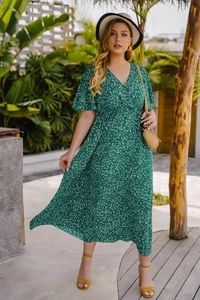 Détail du tissu en mousseline légère avec imprimé feuilles blanches sur robe d'été verte