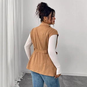 Gilet da donna in finto camoscio marrone con risvolto e cintura per outfit autunnali