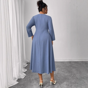 Blaues langärmeliges Midikleid mit Karree-Ausschnitt und Strukturstoff in der Rückansicht
