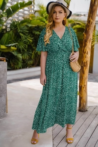 Détail de la robe longue fleurie verte avec col en V et manches courtes à volants