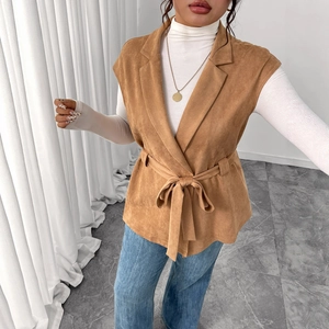 Gilet marrone effetto scamosciato senza maniche con cintura regolabile e revers donna