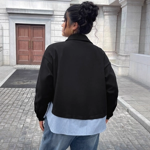 Giacca corta autunnale nera da donna con camicia a righe blu e pantaloni di jeans