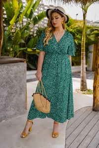 Détail de robe d'été vert foncé avec col en V, manches volantées et motif floral blanc