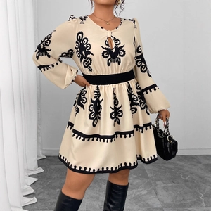 Chic cream high-waisted dress with bohemian print, lantern sleeves and waist belt