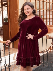 Elegante abito in velluto bordeaux a maniche lunghe con scollo tondo e balze sul fondo