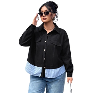 Giacca a camicia nera da donna con maniche lunghe e orlo a righe blu a contrasto