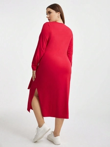 Robe longue élégante grande taille rouge à manches longues avec fente latérale et ceinture
