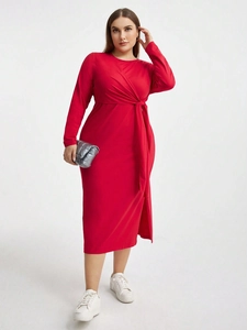 Robe midi élégante rouge grande taille avec manches longues, nœud de taille et fente