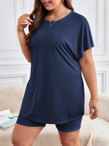 Ensemble détente grande taille pour femme avec t-shirt bleu marine et short assorti
