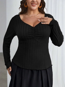 Top aderente nero elegante a maniche lunghe con scollo quadrato e arriccio